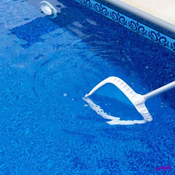 نحوه جارو کردن استخر